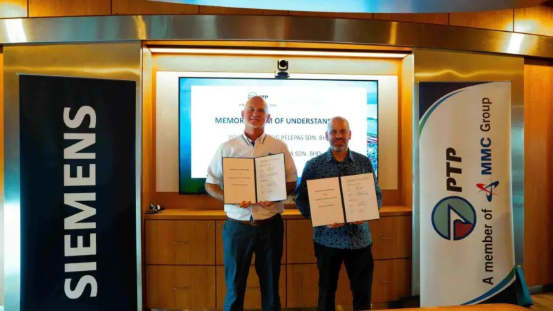 CEO of PTP, Mark Hardiman with president and CEO of Siemens Malaysia, Tindaro Danze, during the MoU signing ceremony