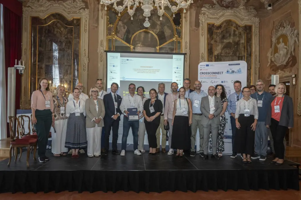 CROSS-CONNECT project partners present the Memorandum of Understanding (MoU) just signed