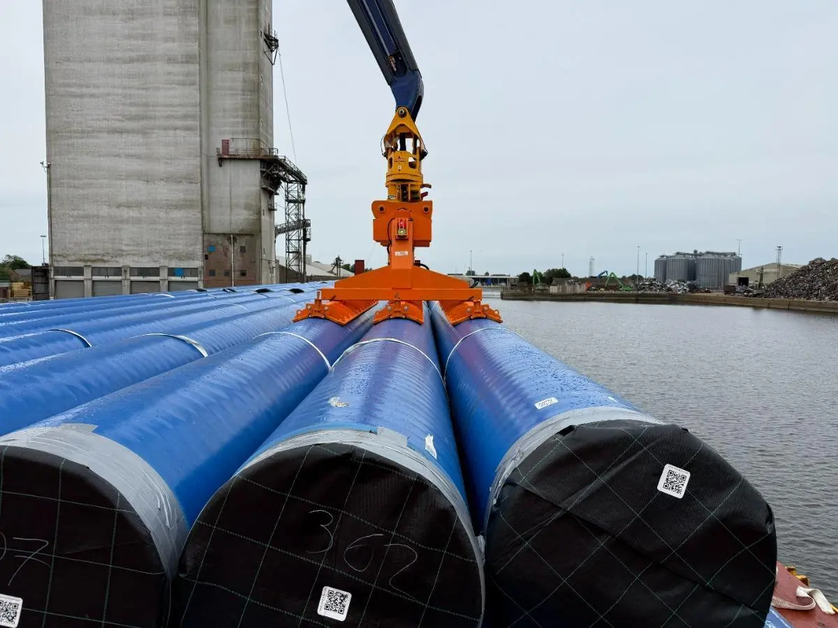 Pipe lifting vacuum at the Port of King's Lynn