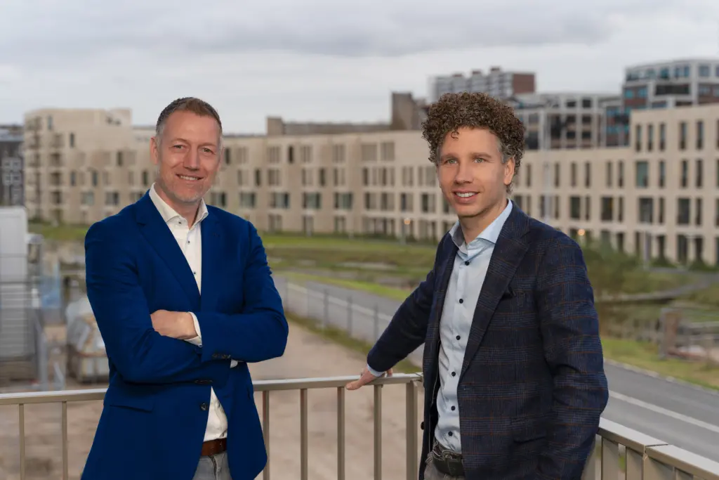 Vincent de Gast, director of Systems Navigator and Hans Bobeldijk, CEO of UAB-Online