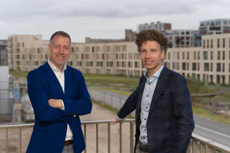 Vincent de Gast, director of Systems Navigator and Hans Bobeldijk, CEO of UAB-Online