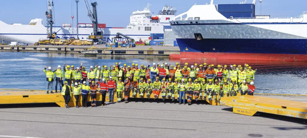 Workers dockside