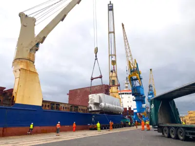 Global Shipping Services team undertaking a heavy lift operation